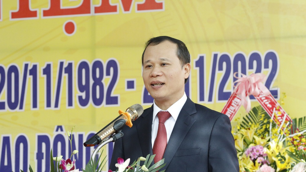 Đồng chí Mai Sơn phát biểu chúc mừng Trung tâm.